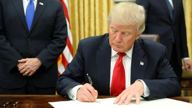 Дональд Трамп підписав один з перших указів на посаді президента. Фото:Униан