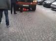 Смерть під колесами: У Львові мікроавтобус переїхав паркувальника (фото)