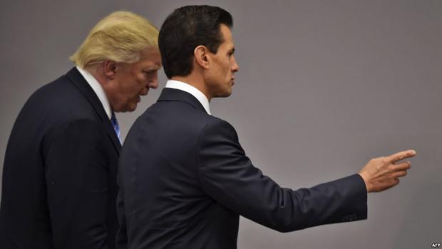 Президент Мексики Енріке Пенья Ньєто (п) і тоді ще кандидат у президенти США Дональд Трамп після зустрічі в Мехіко, 31 серпня 2016 року