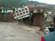 У Перу в річку впав 3-поверховий готель (відео)