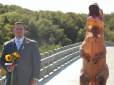 У США для свого весілля наречена вибрала... костюм тиранозавра (відео)