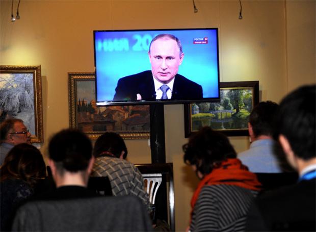 Росіяни більше орієнтуються на телевізор. Фото: Eg.ru.