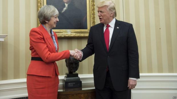 Прем'єр-міністр Великобританії Тереза Мей і президент США Дональд Трамп тиснуть руку одне одному (позаду бюст колишнього британського прем'єра Уїнстона Черчилля) в Овальному кабінеті Білого дому, Вашингтон, 27 січня 2017 року 