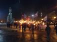 На честь Героїв Крут: У Харкові під час смолоскипної ходи спалили прапор Радянської Росії (фото)