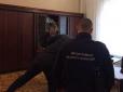 Шахрайська схема: У Дніпрі поліція затримала чиновника, який збагатився на ремонті ліфтів (фото)