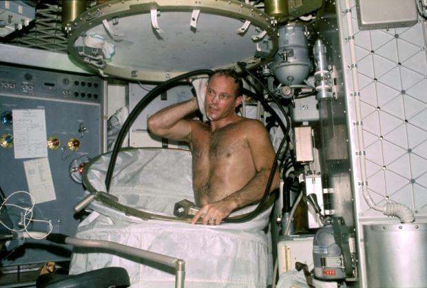 В космосе о том, что именно ты поёшь в душе, знает весь ЦУП (на фото — баня станции Skylab)