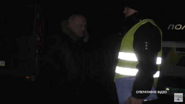 Винуватець ДТП почав сперечатися із поліцією. Фото: скріншот з відео.