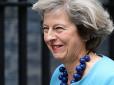 ​Прем'єр-міністр Великобританії насмішила публіку, змусивши здорованя-охоронця нести дамську сумочку (відео)