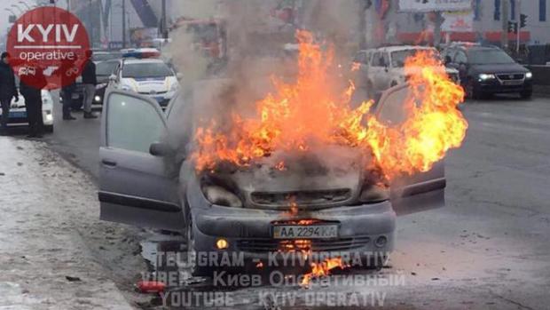 У Києві на ходу загорівся автомобіль. Фото: Фейсбук.