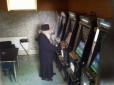 Скрепна мораль: Унікальный кадр, де російський священник  переконує ігровий автомат пожертвувати на храм