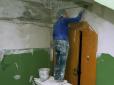 Скрепний капремонт: У Москві комунальники пофарбували лід на стінах будинку