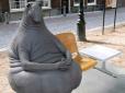 Знайомтесь: Ждун. Голандська скульптура моментально стала популярним інтернет-мемом
