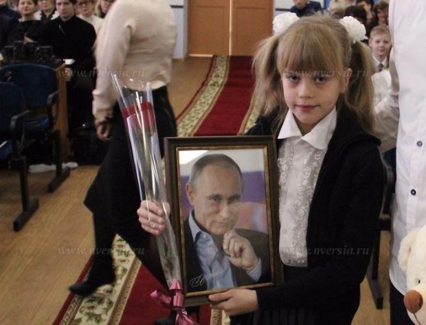 Школярка отримала на день народження портрет Путіна. Фото: "Версія".