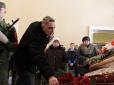 Плакальниць бракувало: У Луганську бюджетників зігнали на похорон бойовика (фото)