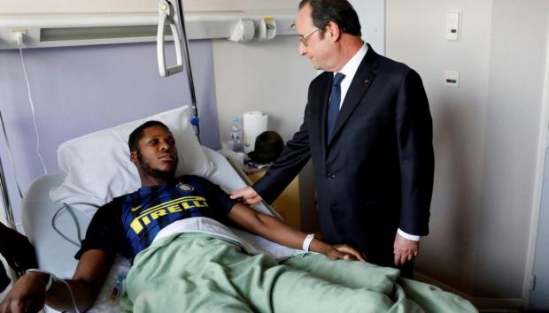 Президент Олланд відвідав жертву поліцейських у лікарні. Фото: AFP.