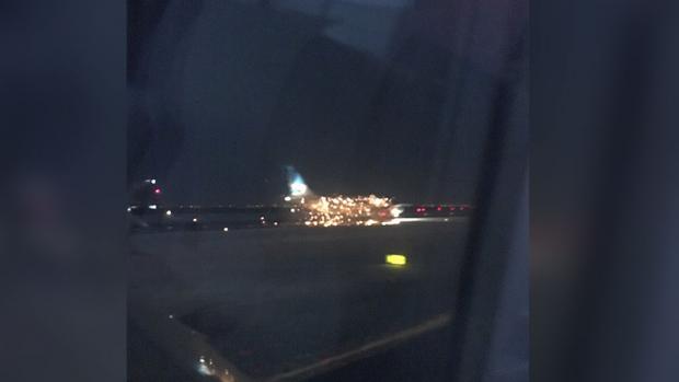 У США перед вильотом загорівся літак. Фото: twitter.com/alicexz.