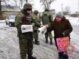 Першу проукраїнську газету в Авдіївці випустили і розносять поліцейські (фото)