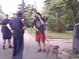 Справжній друг: Пес відчайдушно захищав господаря, не даючи поліцейським його арештувати (відео)