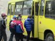На нього скаржаться не вперше: В Івано-Франківську водій виштовхав учня із салону маршрутки (відео)