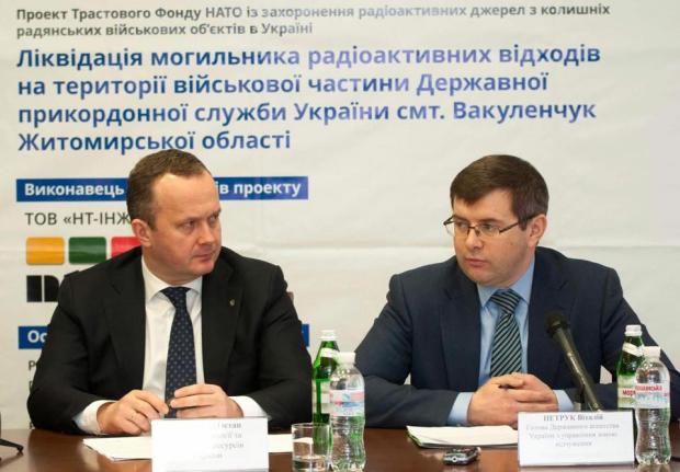 Міністр Остап Семерак.  На фото - зліва: Facebook