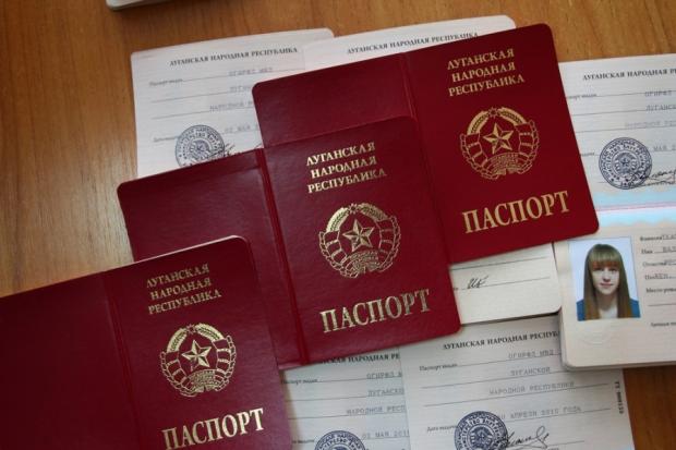 Прихильники "русского мира" не про такі паспорти мріяли. Фото: politobzor.net.
