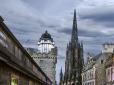 ​Прилетіли помилуватися пам'ятками? Над історичним центром столиці Шотландії зависла двійка НЛО (відео)