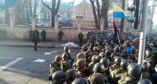 Поліція та мітингувальники у центрі Києва. Фото: replyua.net.