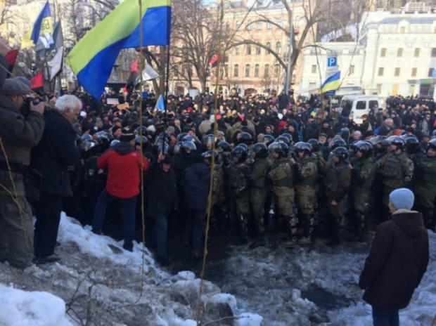 Учасники блокади торгівлі з "ЛДНР" провели акцію протесту на Майдані незалежності. фото: Укрінформ.