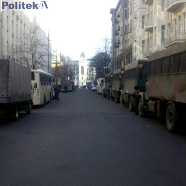 Військова техніка окупувала урядовий квартал. Фото: Politeka.