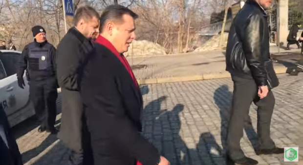 Мосійчука та Ляшка освистали в центрі Києва. Фото: скріншот з відео.