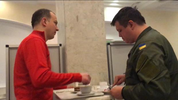 Соболєв та Семенченко снідають в той час, як люди протестують. Фото www.facebook.com/vkrutchak