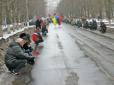 Проводжали на колінах: У Краматорську попрощалися з загиблим героєм АТО (відео)