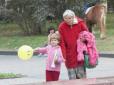 Українка, яка народила в 65 років, розповіла про свої методи виховання доньки