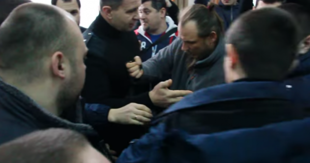 Ватника втихомирила поліція. Фото: скріншот з відео.