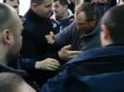 Бив лежачого ногою: У мережі з'явився запис нападу проросійського активіста на поліцейського в Херсоні (відео)
