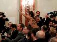Напівгола активістка FEMEN  намагалася перешкодити Марін Ле Пен (фото, відео)
