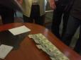 Правоохоронці затримали лікаря медслжуби, який вимагав від курсанта $1000 (фото)