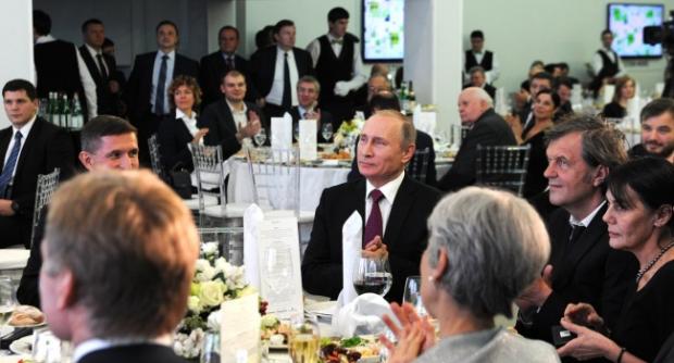 Путін платить усім, хто готовий сидіти поруч? Фото: The New Yorker.