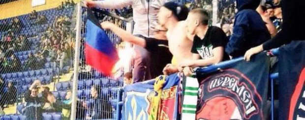 Фанати "Шахтаря" спалили прапор "ДНР". Фото:ТСН Проспорт
