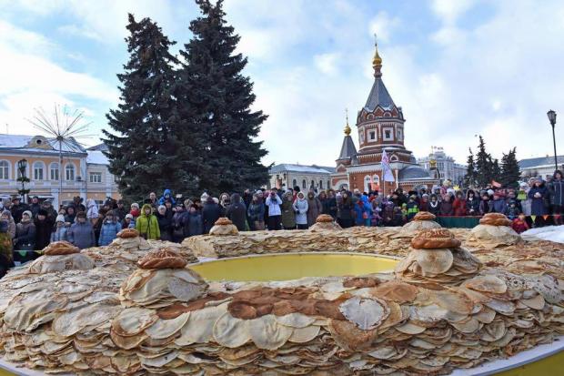 У російському Ярославлі спекли 2 тонни млинців. Фото:Twitter