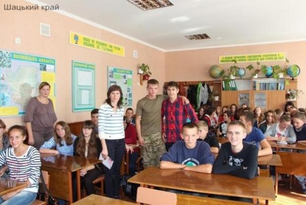 Сергій Мокренко під час зустрічі з учнями Шацької школи. Фото: Район Шацьк.