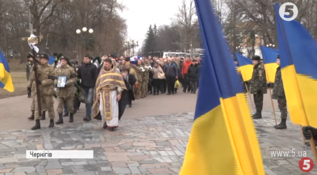 Похорон загиблого бійця АТО у Чернігові. Фото: скріншот з відео.