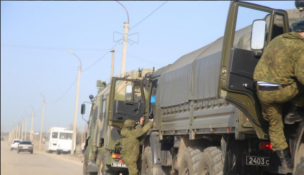 Колона військової техніки в Керчі. Фото sprotyv.info