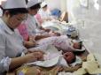 Двічі за тиждень: Китаянка народила дівчаток-близнят через 6 днів після народження сина