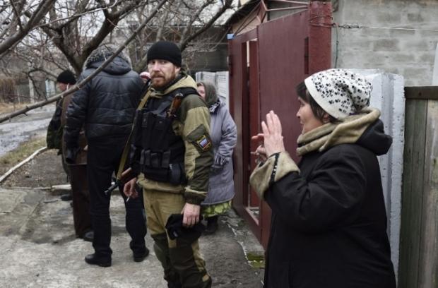 Російські бойовики грабують мирних жителів. Фото: соцмережі.