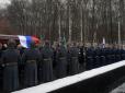 Минобороны РФ закупает 49 тысяч флагов России для оформления гробов