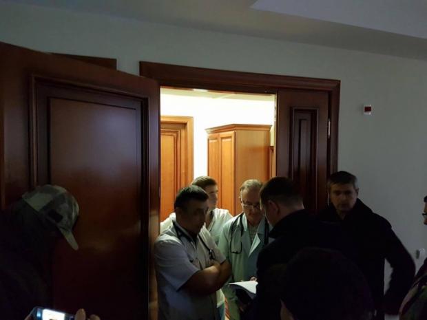 Прокурори зачитують текст підозри Насірову біля палати. Фото: Радіо Свобода.