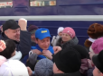 Багатолюдний натовп у РФ влаштував тисняву за безкоштовними сувенірами від Жириновського (відео)