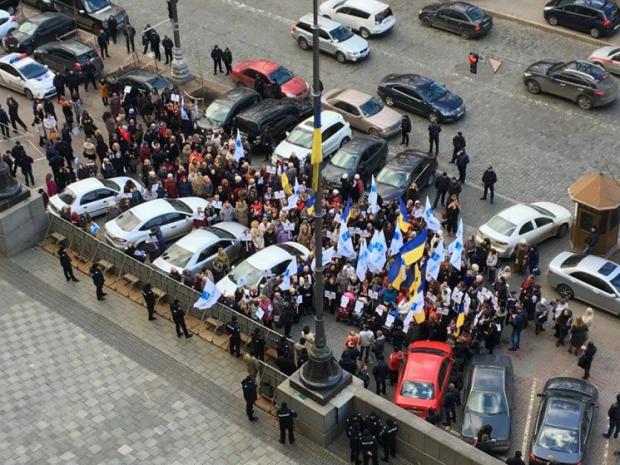 Мітингують делегати так званого Національного з'їзду "Жінки за мир". Фото: Депо.