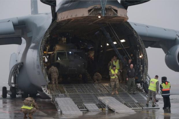 5 вертольотів Blackhawk ВПС США для батальйону НАТО прибули в Латвію 03